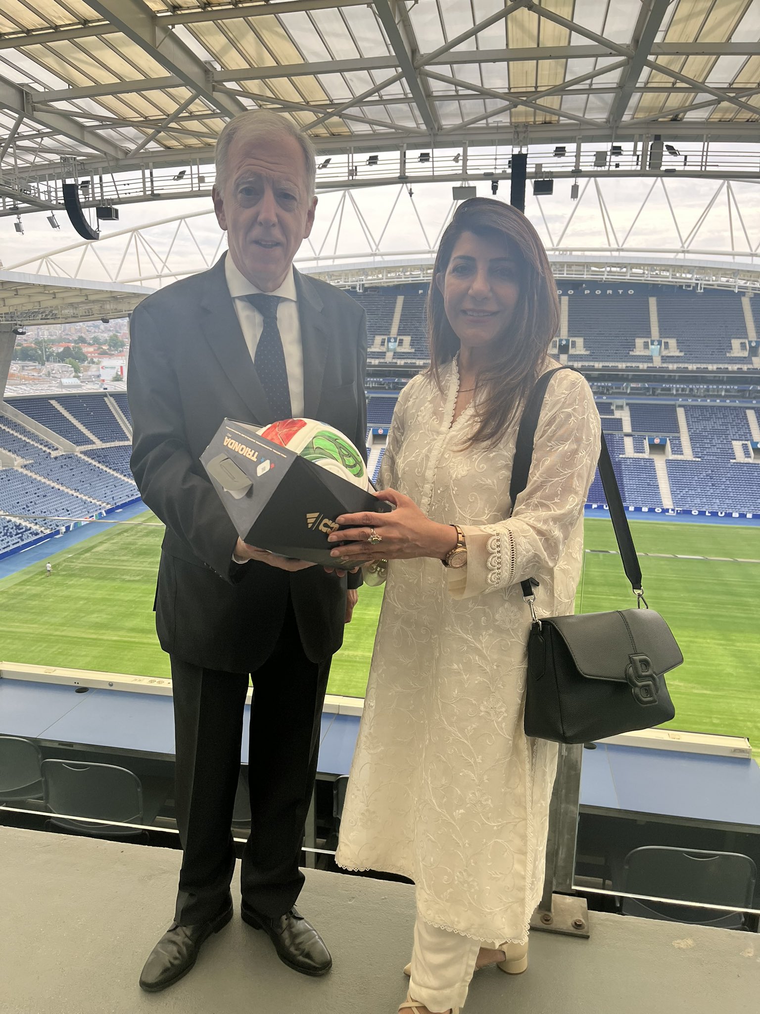 Ambassador Aisha Farooqi receives FC Porto jersey
